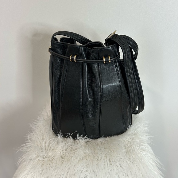 Chic Black Leather Bucket Bag with Gold Accents❤️ - Picture 2 of 13